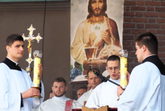 2024.05.30 EUCHARYSTIA Z PROCESJĄ W UROCZYSTOŚĆ NAJŚWIĘTSZEGO CIAŁA I KRWI CHRYSTUSA