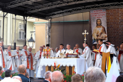 2024.05.30 EUCHARYSTIA Z PROCESJĄ W UROCZYSTOŚĆ NAJŚWIĘTSZEGO CIAŁA I KRWI CHRYSTUSA