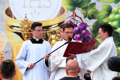 2024.05.30 EUCHARYSTIA Z PROCESJĄ W UROCZYSTOŚĆ NAJŚWIĘTSZEGO CIAŁA I KRWI CHRYSTUSA
