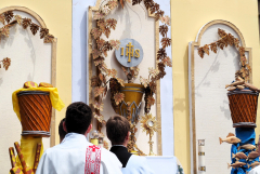 2024.05.30 EUCHARYSTIA Z PROCESJĄ W UROCZYSTOŚĆ NAJŚWIĘTSZEGO CIAŁA I KRWI CHRYSTUSA