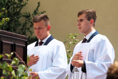 2024.05.30 EUCHARYSTIA Z PROCESJĄ W UROCZYSTOŚĆ NAJŚWIĘTSZEGO CIAŁA I KRWI CHRYSTUSA