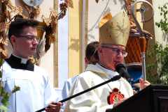 2024.05.30 EUCHARYSTIA Z PROCESJĄ W UROCZYSTOŚĆ NAJŚWIĘTSZEGO CIAŁA I KRWI CHRYSTUSA